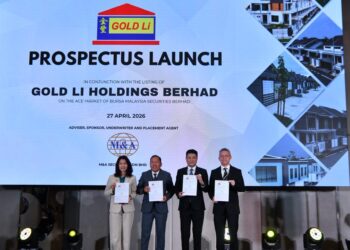 Datuk Lee Tiau Huat (dua dari kiri) bersama Datin Lau Siew Su (pertama dari kiri) dan pengurusan tertinggi pada majlis pelancaran prospektus Gold Li di Le Meridien, Kuala Lumpur semalam.