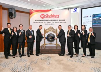 MITA Lim (lima dari kanan) melakukan gimik mengetuk gong sempena Majlis Penyenaraian Golden Destinations Group Berhad di Pasaran Ace di Bursa Malaysia.