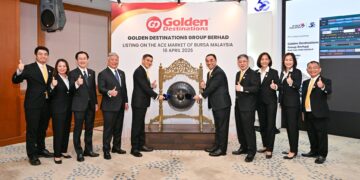 MITA Lim (lima dari kanan) melakukan gimik mengetuk gong sempena Majlis Penyenaraian Golden Destinations Group Berhad di Pasaran Ace di Bursa Malaysia.