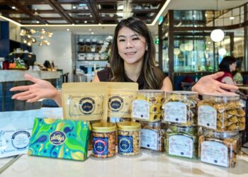KAYLEE Low menunjukkan antara produk FMCG dan kuih raya yang dikeluarkan oleh Dotty’s Pastries & Coffee.
