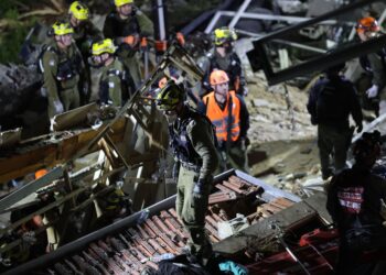 PASUKAN menyelamat mencari 3 penduduk yang hilang di bawah runtuhan di Haifa semalam. - AFP