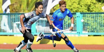 PEMAIN TNB, Azrai Aizad Abu Kamal (kanan) berjaya melepasi kawalan pemain Pasukan Hoki Terengganu (THT) 5-4 dalam aksi Piala Sumbangsih, kelmarin.-IHSAN FB MHC