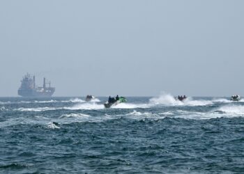 SEBANYAK 10 kapal cuba keluar dari beberapa pelabuhan Iran. - AFP