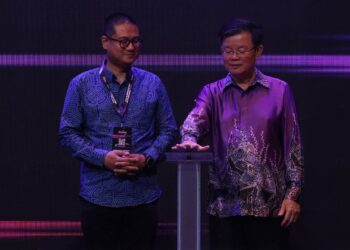 CHOW Kon Yeow (kanan) bersama Ketua Pegawai Eksekutif Institut Automotif, Robotik dan IoT Malaysia (MARii), Azrul Reza Aziz ketika melakukan gimik perasmian Penang Autoshow 2026 di Penang Waterfront Convention Centre (PWCC) di Pulau Pinang, hari ini.-UTUSAN/DANIAL SAAD