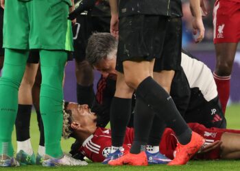 PEMAIN Liverpool, Hugo Ekitike ketika mendapatkan rawatan segera di atas padang. - AFP