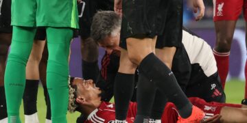 PEMAIN Liverpool, Hugo Ekitike ketika mendapatkan rawatan segera di atas padang. - AFP