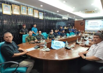 SAIFUDDIN Nasution Ismail  (kiri) mendengar taklimat ketika Lawatan Kerja dan Pemantauan Operasi Kawalan Sempadan di Kompleks ICQS Pengkalan Hulu di Gerik.