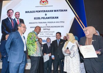 RAMANAN Ramakrishnan (dua kiri) ketika beramah mesra bersama penerima pada Majlis Penyerahan Watikah dan Sijil Pelantikan Anggota Tribunal Pekerja GIG (TPG) dan Anggota Majlis Perundingan GIG (MPGig) di Hotel Wyndham Grand Bangsar di sini, hari ini. - UTUSAN/SYAKIR RADIN