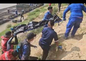 PASUKAN penyelamat mengangkat mayat Muhammad Daniel Haikal Shamsuddin yang ditemukan pukul 4.20 petang hari ini di Jerantut, Pahang.