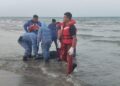 MAYAT nelayan, Mohd. Ishak Ismail ditemukan terdampar di Pantai Lagenda di Pekan, Pahang kira-kira 32 Kilometer dari lokasi botnya ditemui di Pantai Sepat di Kuantan.