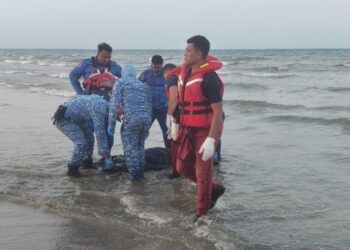 MAYAT nelayan, Mohd. Ishak Ismail ditemukan terdampar di Pantai Lagenda di Pekan, Pahang kira-kira 32 Kilometer dari lokasi botnya ditemui di Pantai Sepat di Kuantan.