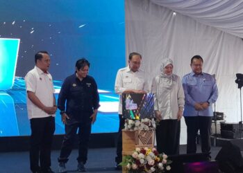 ANWAR Ibrahim menyempurnakan gimik pelancaran sempena Majlis Peluncuran Kolej Vokasional Pengerang di SMK Tanjung Pengelih, Kota Tinggi, Johor.