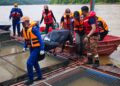 MAYAT mangsa kedua ditemukan terapung kira-kira tiga kilometer dari lokasi kejadian di Kampung Durian Hijau di Jerantut, Pahang.