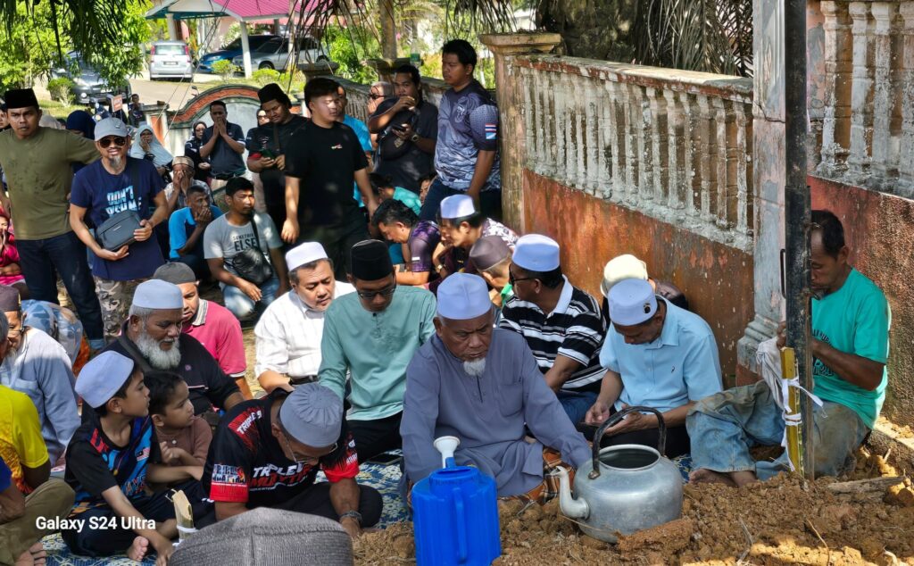 Dua sahabat sehidup semati, bersemadi bersebelahan