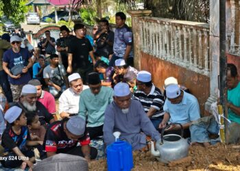 SUASANA pilu menyelubungi pengebumian Muhammad Amirul Ashraf Abdullah yang dikebumikan bersebelahan Muhammad Danial Haikal Shamsudin di Tanah Perkuburan Islam Felda Jengka 24 di Jerantut, Pahang.