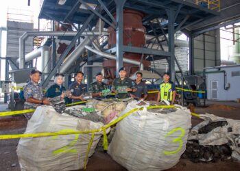 AHMAD RADZI Hussain (tengah) bersama wakil pelbagai pihak berkuasa menunjukkan barang rampasan termasuk mesin peleburan di sebuah kilang kitar semula di Bukit Ibam, Rompin, Pahang.