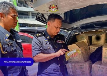 PASIR PUTEH: Cubaan sindiket penyeludupan untuk menyeludup sebanyak 2.8 tan minyak masak peket ke Thailand gagal selepas anggota penguat kuasa Kementerian Perdagangan Dalam Negeri dan Kos Sara Hidup (KPDN) Kelantan menahan dua buah kenderaan pelbagai guna (MPV) di jalan pintasan di sini hari ini.