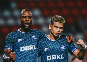 SAFAWI Rashid (kanan) meraikan jaringan pertama KL City FC bersama rakan sepasukan Kpah Sherman pada aksi Liga Super menentang Kelantan The Real Warriors di Stadium Sultan Muhammad IV, Kota Bharu, Kelantan malam ini. - IHSAN KL CITY FC