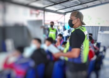 SEBAHAGIAN pelajar yang ditahan PGA selepas melakukan aktiviti rentas sempadan secara tidak sah melalui Sungai Golok, Rantau Panjang, Kelantan hari ini.