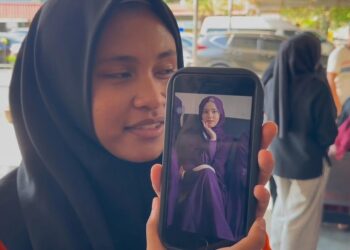RAKAN mangsa menunjukkan gambar kenangan Allahyarham Nur Fatimatul Hawa ketika ditemui di Unit Forensik, HPUSM Kubang Kerian, Kota Bharu, Kelantan hari ini.
