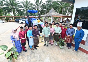 RAZAK Daud (lima dari kiri) menyempurnakan gimik perasmian jentera Sejati Madani pada Program Kenduri Sekampung di pekarangan Masjid Assobirin Felda Jengka 24 di Jerantut, Pahang. - FOTO/SHAIKH AHMAD RAZIF