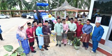 RAZAK Daud (lima dari kiri) menyempurnakan gimik perasmian jentera Sejati Madani pada Program Kenduri Sekampung di pekarangan Masjid Assobirin Felda Jengka 24 di Jerantut, Pahang. - FOTO/SHAIKH AHMAD RAZIF