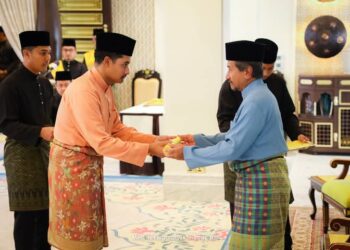 SULTAN Mizan Zainal Abidin berkenan melantik Tengku Muhammad Ismail sebagai Pemangku Raja pada majlis di Istana Terengganu, Kuala Lumpur. - IHSAN PEJABAT SULTAN TERENGGANU 