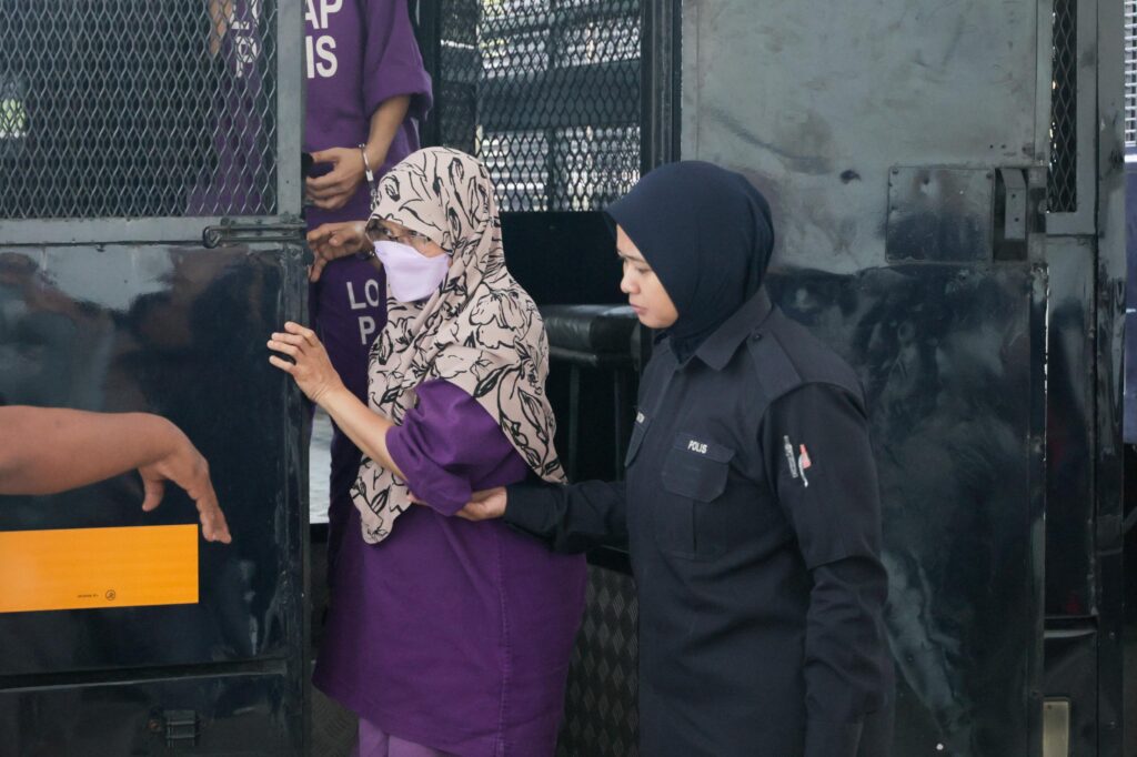 Guru rempuh pelajar tiba di Mahkamah Kota Bharu untuk tahanan reman