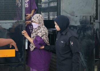 SUSPEK (tengah) semasa dibawa oleh polis untuk mendapatkan perintah reman di Mahkamah Kota Bharu, Kelantan hari ini-UTUSAN/KAMARUL BISMI KAMARUZAMAN.