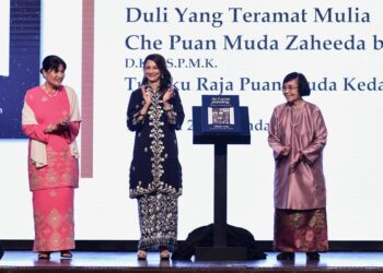 CHE Puan Muda Zaheeda Mohamad Ariff (tengah), menyempurnakan pelancaran buku As I Was Passing – Legacy Edition sempena Malam Legasi Adibah Amin di The Majestic Hotel, di sini, semalam. - UTUSAN/M. FIRDAUS M. JOHARI