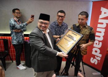 MOHAMED Fadzli Hassan (kiri) semasa merasmikan pembukaan restoran makanan segera Ahmad's di Tunjong, Kota Bharu, Kelantan hari ini-UTUSAN/KAMARUL BISMI KAMARUZAMAN.