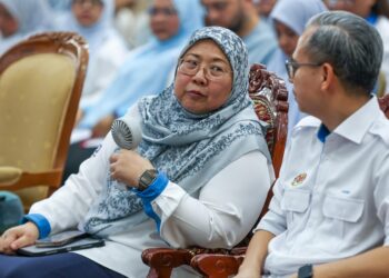 FUZIAH Salleh (kiri) berbual dengan Ketua Penerangan PKR, Datuk Fahmi Fadzil semasa Mini Konvensyen PKR di Kuala Terengganu. -UTUSAN/PUQTRA HAIRRY
