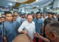 ANWAR Ibrahim (tengah) bersalaman dengan penyokong PKR selepas menghadiri Mini Konvensyen PKR di Kuala Terengganu, Terengganu. - UTUSAN/PUQTRA HAIRRY