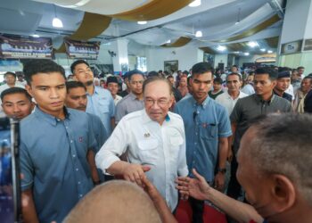 ANWAR Ibrahim (tengah) bersalaman dengan penyokong PKR selepas menghadiri Mini Konvensyen PKR di Kuala Terengganu, Terengganu. - UTUSAN/PUQTRA HAIRRY