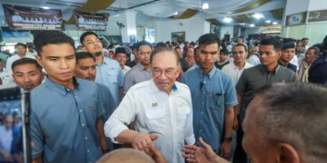 ANWAR Ibrahim (tengah) bersalaman dengan penyokong PKR selepas menghadiri Mini Konvensyen PKR di Kuala Terengganu, Terengganu. - UTUSAN/PUQTRA HAIRRY