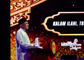 ANWAR Ibrahim berucap merasmikan Majlis Tilawah dan Hafazan Al-Quran Peringkat Kebangsaan Tahun 1447H di Dewan Arena Stadium Tertutup, Kompleks Sukan Negeri di Gong Badak, Kuala Nerus, Terengganu. - UTUSAN/PUQTRA HAIRRY