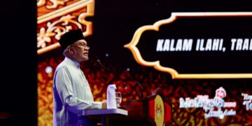 ANWAR Ibrahim berucap merasmikan Majlis Tilawah dan Hafazan Al-Quran Peringkat Kebangsaan Tahun 1447H di Dewan Arena Stadium Tertutup, Kompleks Sukan Negeri di Gong Badak, Kuala Nerus, Terengganu. - UTUSAN/PUQTRA HAIRRY