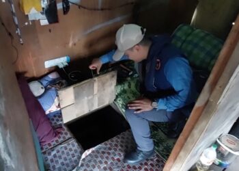 SEORANG anggota penguatkuasa yang menyertai Op Guardian memeriksa pintu rahsia yang dibina dalam sebuah bilik di rumah rakit di Kampung Razali di Kuantan, Pahang dipercayai bagi tujuan melarikan diri daripada pihak berkuasa.