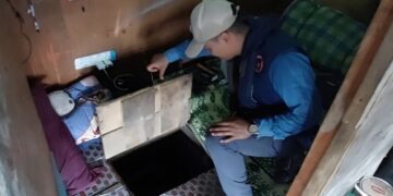 SEORANG anggota penguatkuasa yang menyertai Op Guardian memeriksa pintu rahsia yang dibina dalam sebuah bilik di rumah rakit di Kampung Razali di Kuantan, Pahang dipercayai bagi tujuan melarikan diri daripada pihak berkuasa.