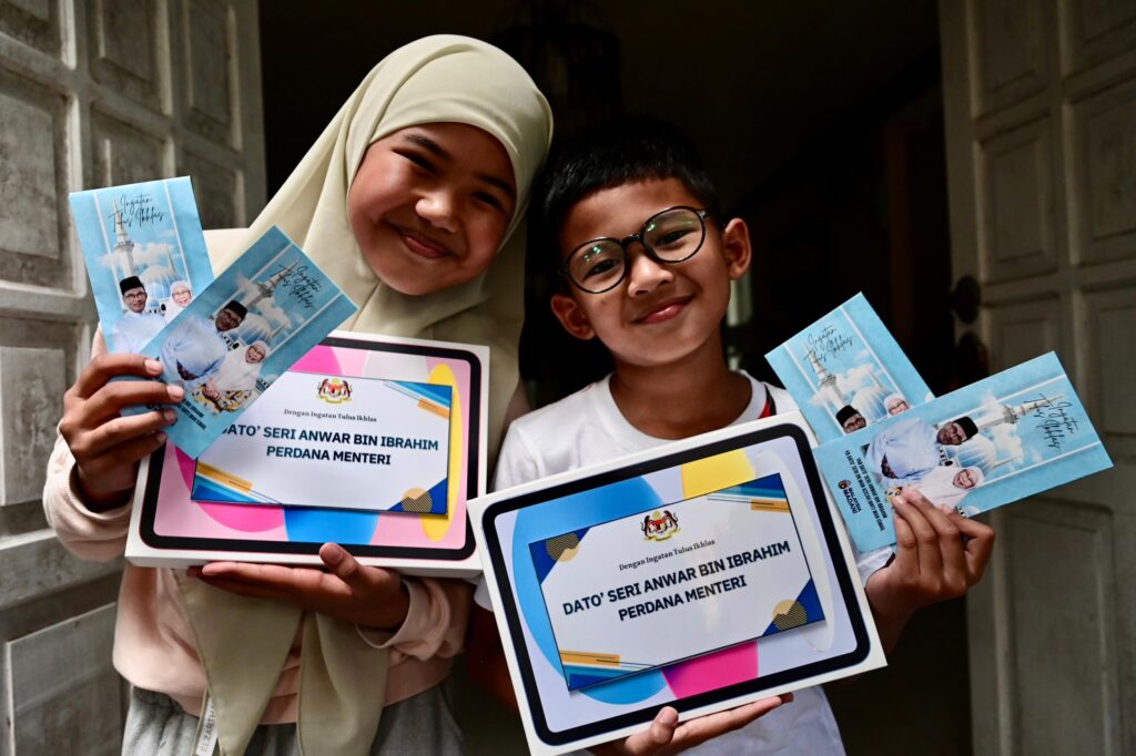 Teruja jumpa PM, dua beradik guna duit belanja beri duit raya RM7