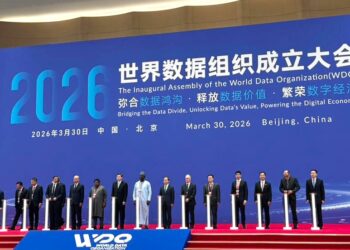 TS Wong (empat dari kanan) pada Majlis Pelancaran Pertubuhan Data Dunia (WDO) di Beijing.