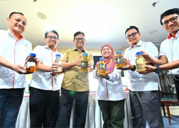 AHMAD Shabery Cheek (tengah) menunjukkan biodiesel B100 yang berjaya dihasilkan FGV Holding Berhad, di Kuantan, Pahang. - FOTO/SHAIKH AHMAD RAZIF