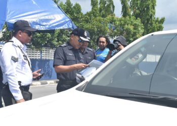MOHD. Shokri Abdullah (dua dari kiri) meninjau kenderaan warga asing menerusi operasi dijalankan di Hentian Bas Padang Besar, Perlis, hari ini. -UTUSAN/ASYRAF MUHAMMAD