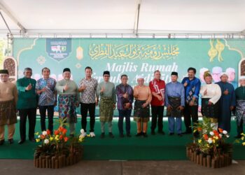 MUHAMMAD Pehimi Yusof (tengah) bergambar bersama pemimpin Pas Terengganu semasa menghadiri Majlis Rumah Terbuka Aidilfitri Pas Negeri Terengganu di Dataran Syahbandar, Kuala Terengganu, Terengganu. - UTUSAN/PUQTRA HAIRRY