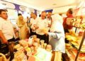 WAN ROSDY Wan Ismail melihat produk daripada usahawan yang menyertai program Malaysia East Coast Trade and Entrepreneur Expo 2026 di Hotel Grand Darul Makmur di Kuantan, Pahang. - FOTO/SHAIKH AHMAD RAZIF