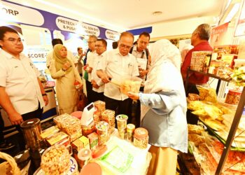 WAN ROSDY Wan Ismail melihat produk daripada usahawan yang menyertai program Malaysia East Coast Trade and Entrepreneur Expo 2026 di Hotel Grand Darul Makmur di Kuantan, Pahang. - FOTO/SHAIKH AHMAD RAZIF