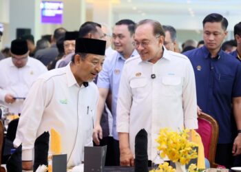 ANWAR Ibrahim (kanan) semasa hadir ke Majlis Perasmian Terminal Baharu Lapangan Terbang Sultan Ismail Petra (LTSIP) Pengkalan Chepa, Kota Bharu, Kelantan. - UTUSAN/KAMARUL BISMI KAMARUZAMAN