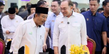 ANWAR Ibrahim (kanan) semasa hadir ke Majlis Perasmian Terminal Baharu Lapangan Terbang Sultan Ismail Petra (LTSIP) Pengkalan Chepa, Kota Bharu, Kelantan. - UTUSAN/KAMARUL BISMI KAMARUZAMAN