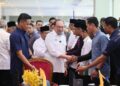 ANWAR Ibrahim (kiri) bersalam dengan tetamu yang hadir ke Majlis Perasmian Terminal Baharu Lapangan Terbang Sultan Ismail Petra (LTSIP) Pengkalan Chepa, Kota Bharu, Kelantan.-UTUSAN/KAMARUL BISMI KAMARUZAMAN