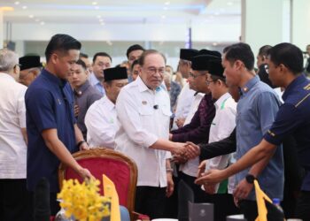 ANWAR Ibrahim (kiri) bersalam dengan tetamu yang hadir ke Majlis Perasmian Terminal Baharu Lapangan Terbang Sultan Ismail Petra (LTSIP) Pengkalan Chepa, Kota Bharu, Kelantan.-UTUSAN/KAMARUL BISMI KAMARUZAMAN